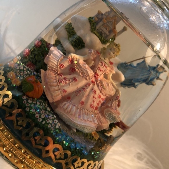 CINDERELLA | 1991 Cinderella Enchanted Moment Glass Bell Sparkle Snow Globe - Picture 2 of 11